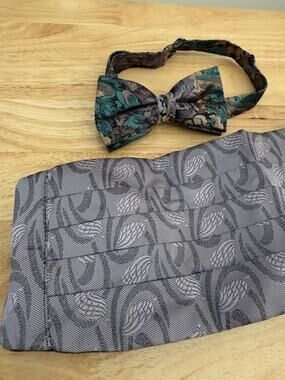 The Tie Rack Set of Matching Bow Tie & Cummerbund Silver Blue One Size JL